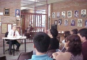 El profesor Salazar habla a los futuros docentes sobre el pensamiento antihegemónico de Bolívar (foto: A. González)