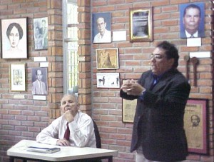 El profesor Pascual Mora presenta al profesor Temístocles Salazar, el fundador del Museo Pedagógico del Táchira (foto: Adela González)