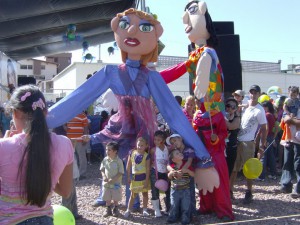 Miembros del Grupo de Títeres intervienen en un acto para los niños de San Cristóbal. (Foto: Adela González)