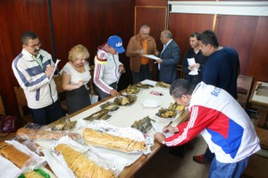 En la gráfica observamos al personal universitario degustando los productos alimenticios para su evaluación y selección. (Foto: RDF)