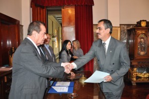 Momentos en que el Vicerrector Administrativo felicita al ingeniero Fernández, después de ser juramentado como nuevo director de la DSIA. (Foto: Ramón Pico) 