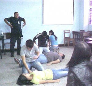 Agente del Cuerpo de Bomberos de San Cristóbal adiestra a estudiantes de ULA Táchira sobre medidas de auxilio durante emergencias (Adela González).