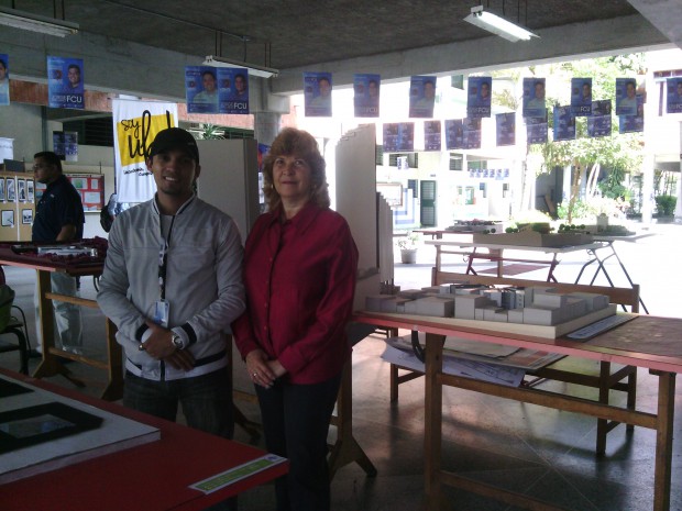 Mary Elena Owen de Contreras, coordinadora de Administración y Planificación de Fadula y Juan Mijares, representante del Centro de Estudiantes de Arquitectura.