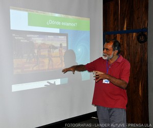 El profesor José Silva trató sobre la conciencia, el lenguaje y el cambio de paradigma con la evolución de las tecnologías en comunicación e información. (Foto: Lánder Altuve)