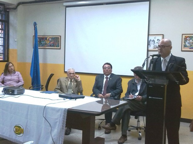 El historiador Luis Hernández Contreras ofrece una semblanza del periodista Germán Carías, durante la instalación de la Cátedra Libre "Germán Carías" (foto: Adela González)