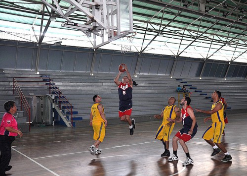 El baloncesto masculino de los profesionales universitarios disputó sus últimos juegos en el Gimnasio 9 de Octubre de Mérida. (Foto: Ramón Pico)