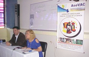 Mery Moncada, secretaria general de AsoVac Táchira y Guido Berti, coordinador de la LXIV Convención Anual en la región occidental (ULA), declaran a los medios (A. González)