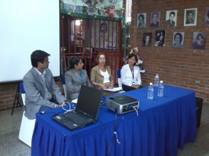 De izquierda a derecha los profesores Alberto Hurtado, Sadcidi Zerpa, Rita Giaccalone, miembros del GRUDIR, y la magister Marlene Otero en el ciclo de preguntas y respuestas. (Foto: Deysi Bonilla)