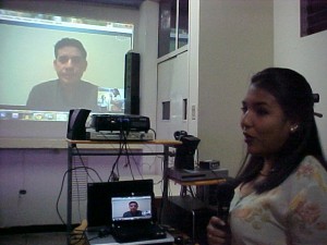 Estudiantes de Periodismo Científico se turnaron al micrófono para entrevistar a Ramón Salaverría. (Foto: Marlene Otero)