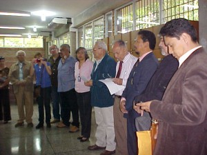 Destacados docentes jubilados de la ULA Táchira y directivos de la Zona Educativa acompañaron al profesor Salazar el acto. (Foto: Marlene Otero)