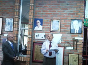 Momento de la develación del rostro de Juan Galeazzi, arriba y a la derecha, por el profesor Salazar, en compañía del doctor Adrián Contreras. (Foto: Marlene Otero