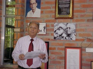 El profesor Temístocles Salazar al momento de develar el rosto del artista y educador Ulacio Sandoval, a la derecha de la foto. (Foto: Marlene Otero)