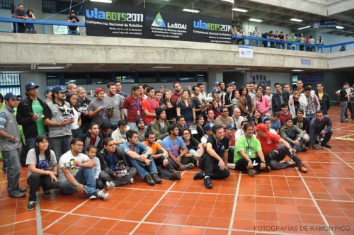 Participantes y organizadores de ULABots 2014. (Foto: Ramón Pico)