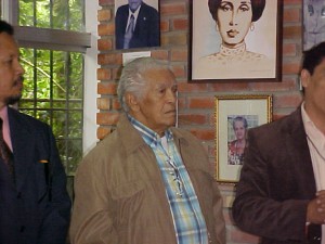 El artista y educador cuyo rostro fue develado en el Museo Pedagógico de la ULA Táchira, al centro de la fotografía. (Foto: Marlene Otero)