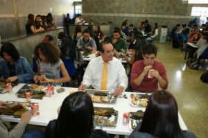 El Vicerrector Administrativo de la ULA, Manuel Aranguren, compartió con los estudiantes en la cena navideña. (Foto: RDF) 