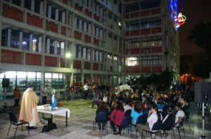 Muchos universitarios y merideños asistieron a la misa que ofició el padre Raily Guerrero, párroco de Santa Juana. (Foto: RDF)  