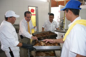 Personal obrero del comedor Liria en los preparativos de la cena donde el Vicerrector hizo presencia. (Foto: RDF) 