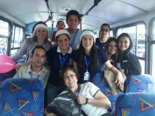 Momento de salida de los miembros de la Hermandad Uletense a la entrega de regalos y alimentos. (Foto: Marlene Otero)