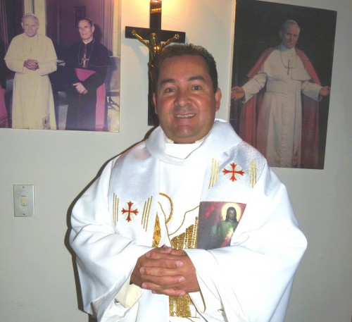 Presbítero Reinaldo Muñoz Contreras, párroco universitario, invitó a la comunidad universitaria y merideña a esta celebración de los 30 años de la visita del Papa Juan Pablo II. (Foto: Ramón Pico)