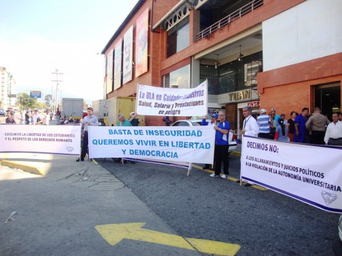 La protesta de los catedráticos trascendió los problemas universitarios hasta el malestar por la crisis económica venezolana.