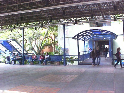 Entrada lateral del Edificio A de la ULA Táchira. (Foto: María José Romero)