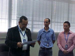 El vicerrector del Núcleo, profesor Alfonso Sánchez da lectura al reconocimiento a los representantes estudiantiles salientes, Watson Medina y Miguel Tapias (Foto: Marlene Otero)