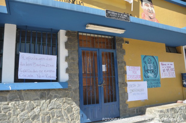 Cerradas las puertas de la Escuela de Enfermería. Foto: Lánder Altuve.