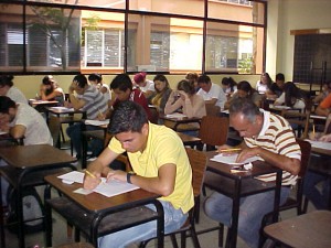 Parte de los estudiantes que acudieron a la presentación de la prueba interna de ingreso a la ULA Táchira (Foto: Marlene Otero)