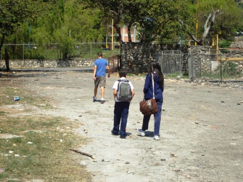 La situación ha generado que gran parte del alumnado no asista a clases por el psicoterror que genera la situación.