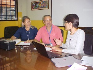 La profesora Rosalba Ulloa junto a miembros de la OAFE Mérida quienes acudieron a aplicar la prueba en Táchira. (Foto: Marlene Otero)