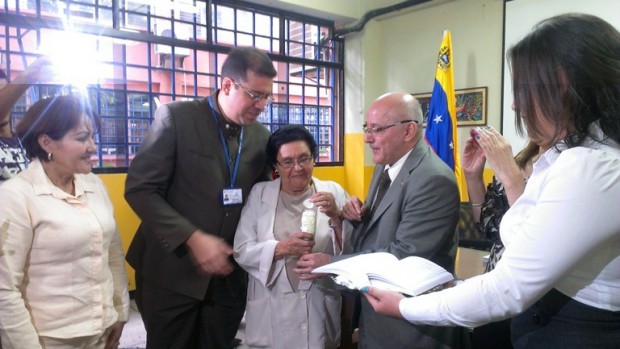 Momento en que es bautizado el libro del profesor Adrián Contreras. Lo acompañan sus familiares y el doctor J. Gerardo García (foto: María J. Romero)