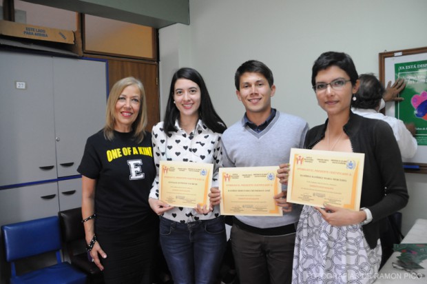 Estudiantes de la Cátedra de Psicología Social de la Salud junto a Colombia Salom de Bustamante. Foto: Ramón Pico.