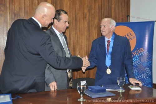 El Rector, en nombre de la ULA, confirió la orden Pedro Rincón Gutiérrez, a un hombre que ha venido también “construyendo esta universidad
