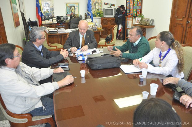 Reunión con representantes de la ULA y la Universidad de Santander. Foto: Lánder Altuve.