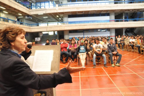 La vicerrectora Académica, Patricia Rosenzweig, dejó sus palabras de motivación a los nuevos estudiantes de la ULA. (Foto: Jesús Ramón Pico)