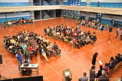  En el Patio Central de la Facultad de Ingeniería se cumplió con este acto tradicional de bienvenida. (Foto: Jesús Ramón Pico)