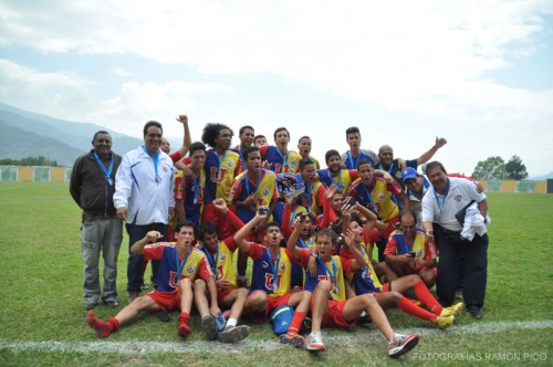 La UCV se lleva el campeonato y la Copa 230 años de la Universidad de Los Andes, tras ganar 2-1 al Iuptm en Campo de Oro. (Foto: Ramón Pico)
